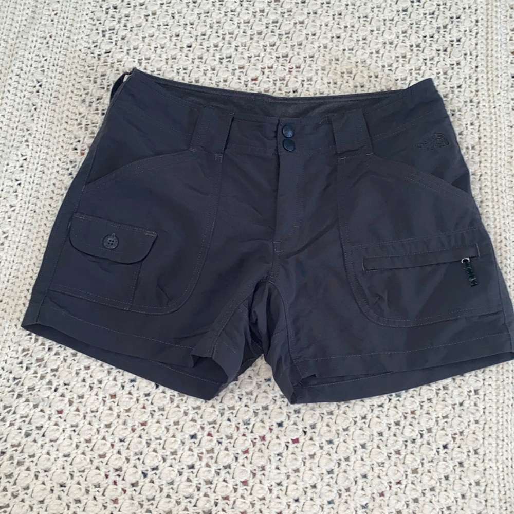 North Face Cargo hiking shorts EUC SZ 8 dark grey